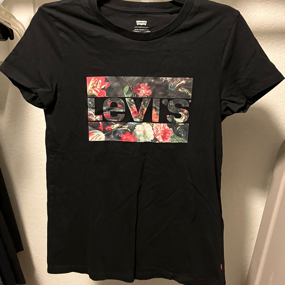 Back to school 📚
Levi's Black Tee with Floral Logo Block